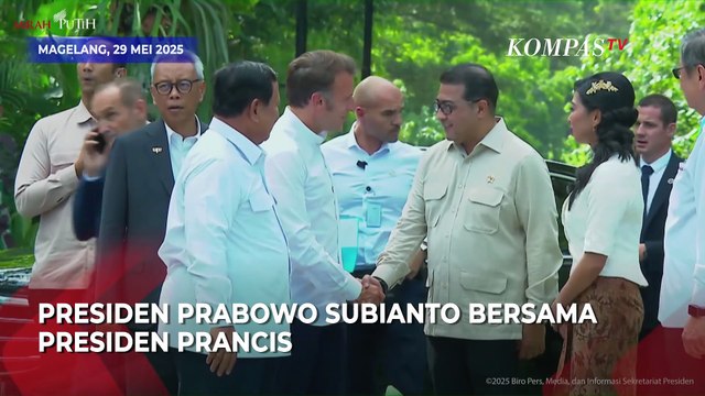 Prabowo Ajak Presiden Prancis Emmanuel Macron Keliling Candi Borobudur