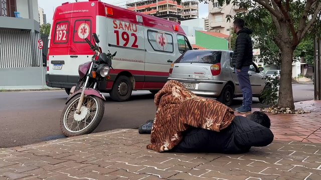 Motociclista fratura braço e perna em acidente no Centro de Cascavel