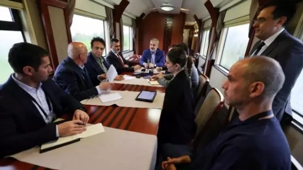 Dışişleri Bakanı Hakan Fidan’dan Ukrayna ziyareti öncesi trende gazetecilerin sorularını cevapladı