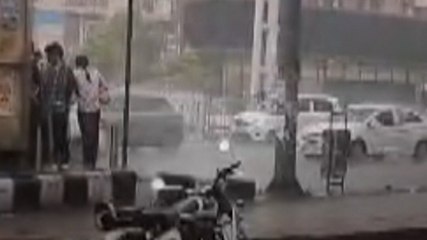 Delhi-NCR में बदला मौसम, तेज हवाओं के साथ बारिश