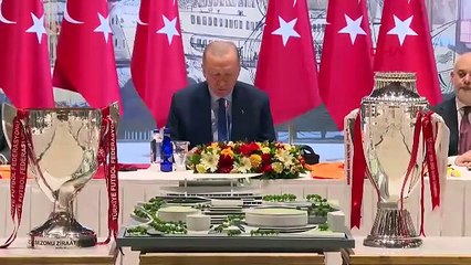 Erdoğan, şampiyon Galatasaray'la buluştu! Üç futbolcudan forma hediyesi