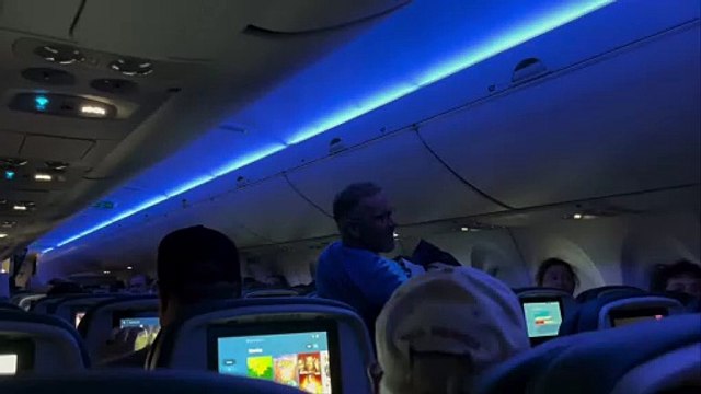 Deux pigeons sèment la panique à bord : un vol américain retardé d’une heure