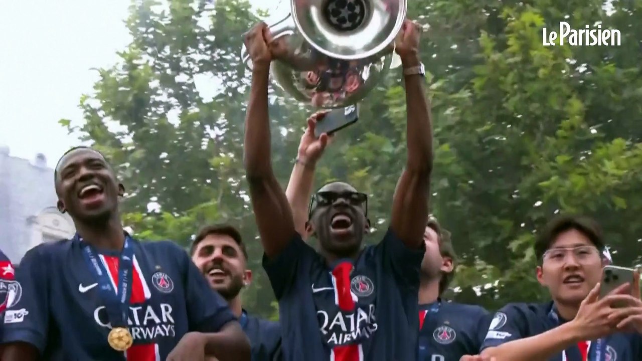 PSG : les joueurs brandissent la coupe lors de la parade sur les Champs-Elysées