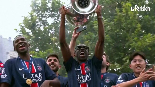 PSG : les joueurs brandissent la coupe lors de la parade sur les Champs-Elysées