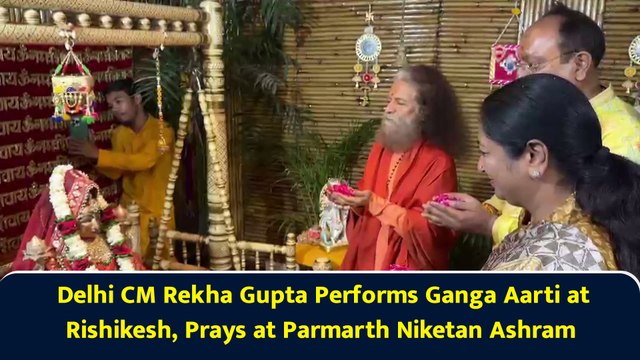 Delhi CM Rekha Gupta Performs Ganga Aarti at Rishikesh, Prays at Parmarth Niketan Ashram