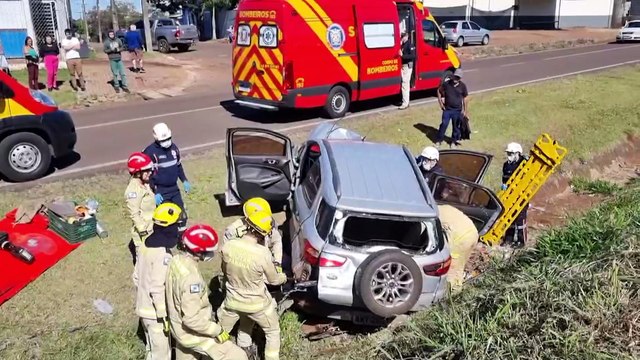 Grave colisão frontal entre Ecosport e carreta mobiliza equipes de socorro na BR-277, em Cascavel