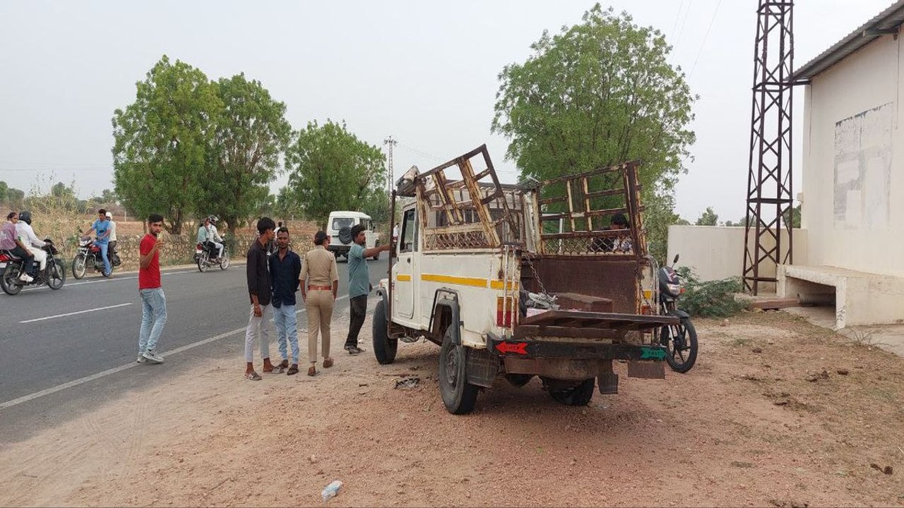 पिकअप पलटी, एक की मौत, बच्चों और महिलाओं सहित 28 जने घायल