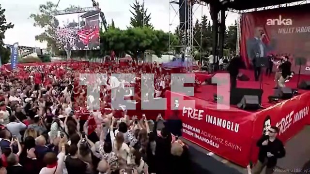 Mezuniyet törenleri iptal edilen Akdeniz Üniversitesi öğrencileri CHP mitinginde kep attı