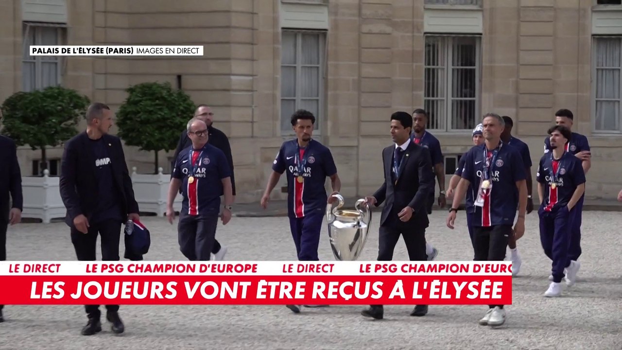 Après la parade sur les Champs-Elysées, les joueurs du PSG viennent d'arriver à l'Elysée