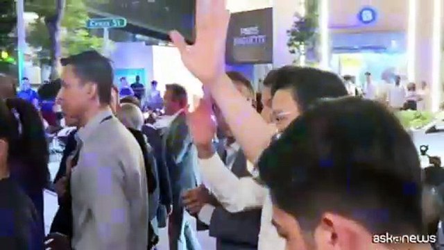 Bagno di folla a Singapore per il presidente francese Macron