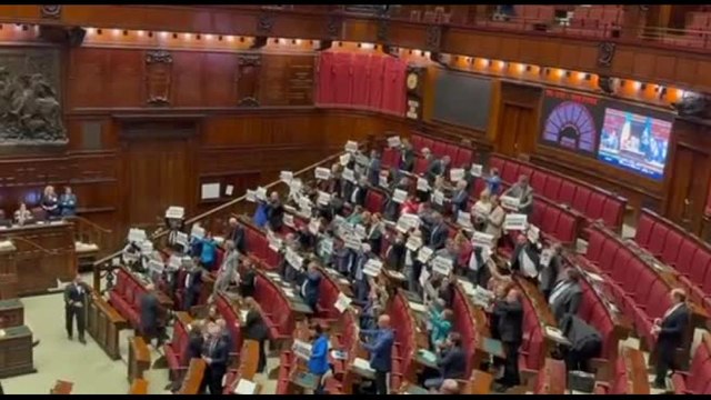 Dl sicurezza, cartelli opposizione in Aula: è decreto paura