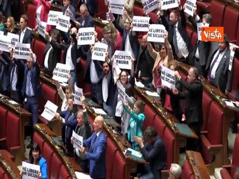 La democrazia non si piega , è bagarre in Aula su Dl sicurezza, M5s espone cartelli dai banchi