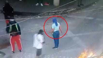 VIDEO | Vendedora de empanadas enfrentó a encapuchados que incendiaron llantas en manifestaciones