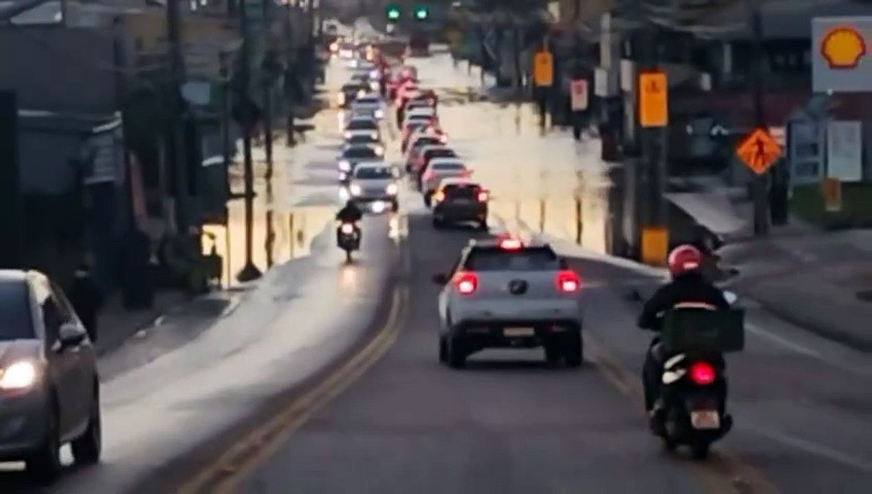 Maré alta causa alagamentos em rodovias de Florianópolis