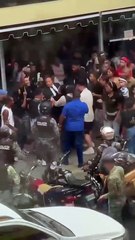 Operativo de Migración en tienda Mudan termina en trifulca