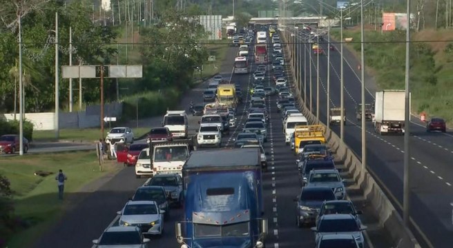 Camión volcado causa caos vial en la autopista Arraiján–La Chorrera