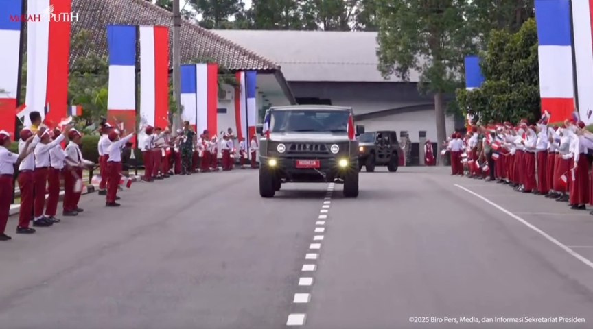 Momen Prabowo Supiri Macron ke Akmil Magelang