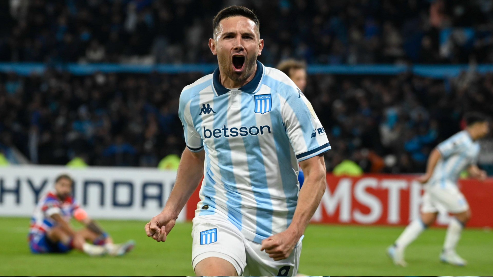 Racing gana de último minuto con golazo de chilena de Adrián Martínez ...