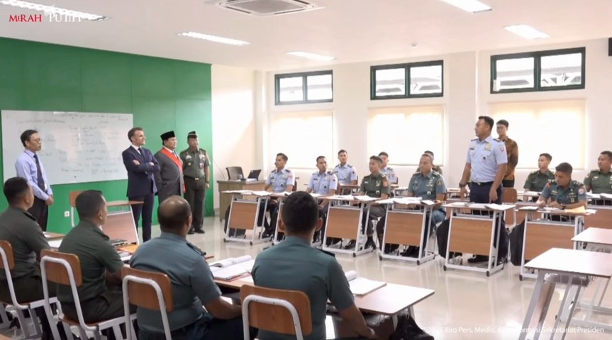 Bonjour dari Magelang! Prabowo Ajak Macron Tinjau Kelas Bahasa Prancis di Akmil