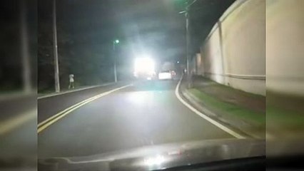 Circula yipeta con luces traseras que cegan a conductores en el DN