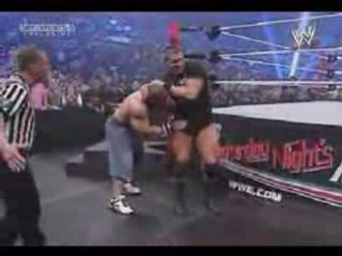 Randy Orton défonce Cena RKO sur une chaise