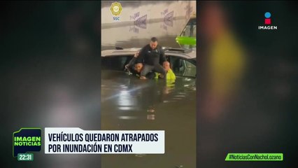 Conductor es cargado en hombros por policías tras quedar atrapado en inundación