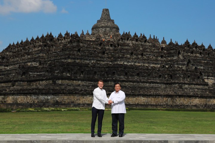 Macron Bersama Prabowo di Borobudur, Ungkap Kagum dan Hormat untuk Indonesia