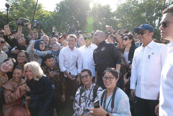 Momen Akrab Prabowo dan Macron Selfie Bareng Wartawan di Candi Borobudur