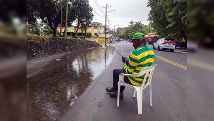 Charco en calle Jardines de Los Cerezos por filtrantes tapados