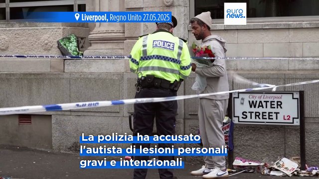 Auto sulla folla a Liverpool: autista accusato di lesioni personali gravi
