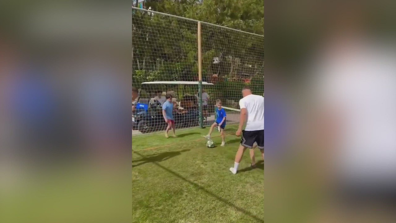 La preciosa secuencia de Güler en sus vacaciones jugando al fútbol con niños