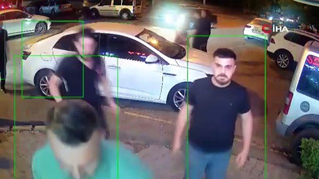 Trafikteki ''niye selektör yaptın'' kavgası önce sokağa sonra kafeye sıçradı!