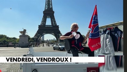Jacques Vendroux devant la tour Eiffel