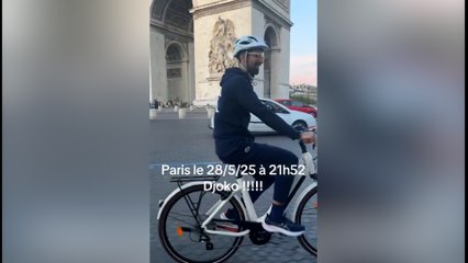 Djokovic pasea con bicicleta como un turista más por París