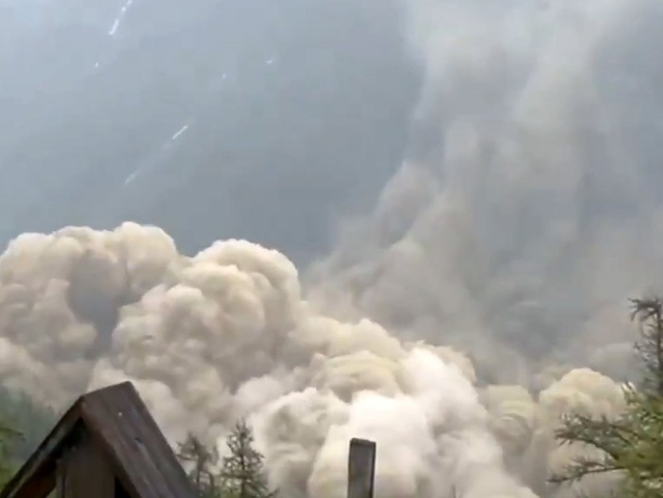 Schweiz: Gletscher bricht ab und verschüttet Dorf