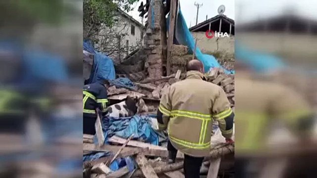 Merzifon’da ahır çöktü, 2 büyükbaş hayvan kurtarıldı