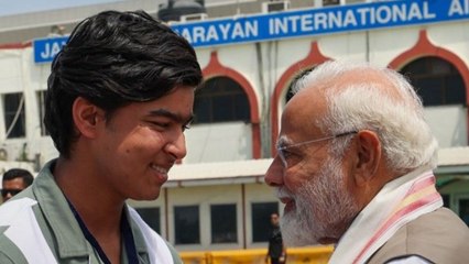 PM Modi से मिले वैभव सूर्यवंशी, पैर छूकर लिया आशीर्वाद