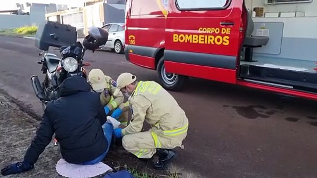 Motociclista sofre laceração na perna ao bater em caçamba de entulhos no Jardim Veredas