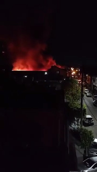 Feroz incendio en una pañalera de Lomas del Mirador