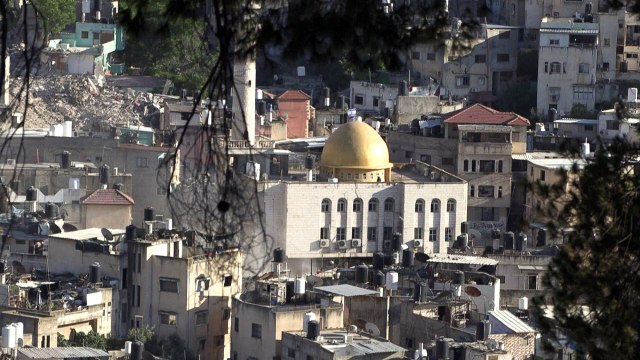 رفع علم إسرائيلي فوق قبة مسجد في مخيم نور شمس في الضفة الغربية