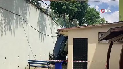 Otomobil okul bahçesine uçtu, öğrencilerin derste olması faciayı önledi: 1 yaralı
