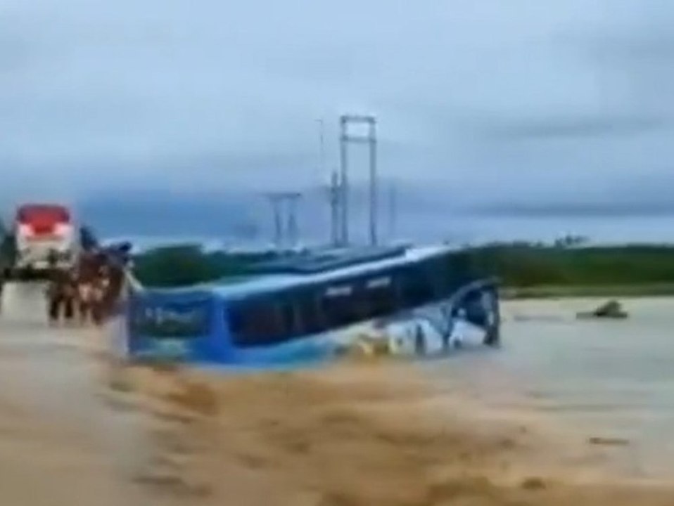 Schock-Moment: Pokémon-Bus mit Passagieren von Fluten mitgerissen