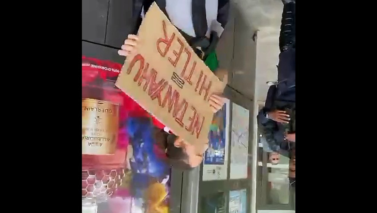 Arrestation d'une manifestante place de la République : entre interpellation et incompréhension