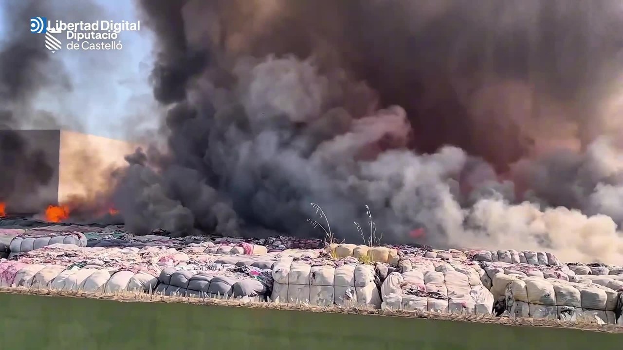 Aparatoso incendio en un polígono industrial de Castellón provocando una columna de humo