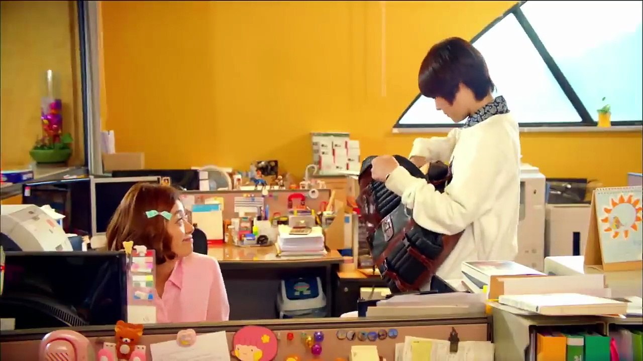 This girl disguises herself as a boy to join her crush's school. She share room with the popular guy