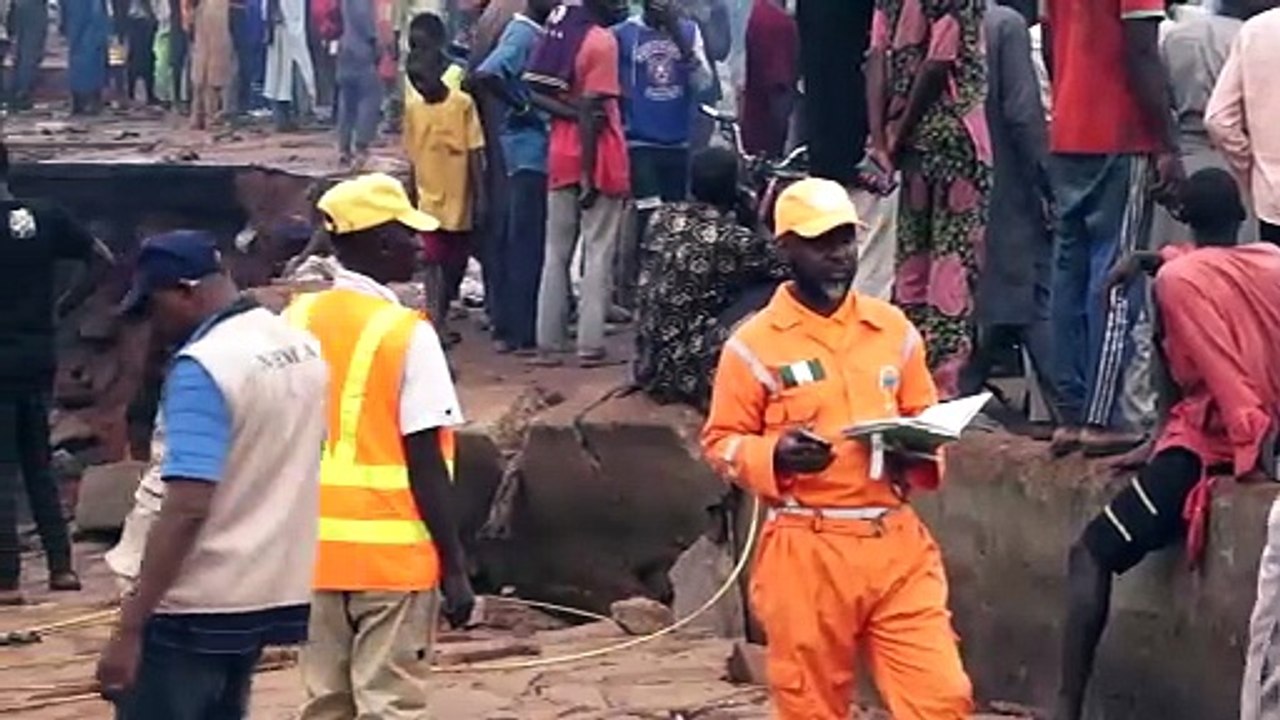 Nigerian first responders at scene of flash floods as death toll rises