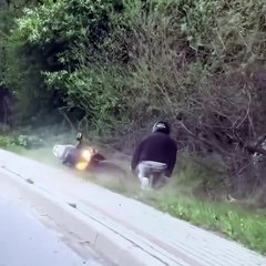 Un motard oublie d'enlever sa béquille, ça finit mal