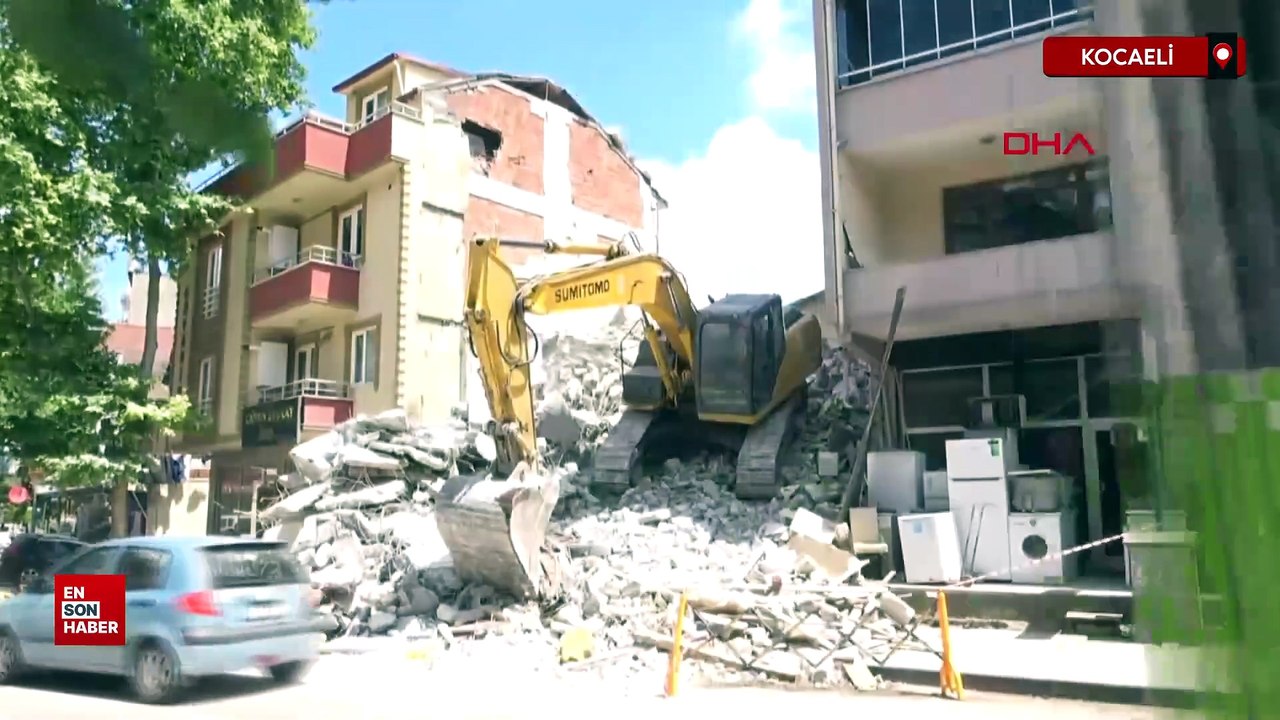 Kocaeli'de metruk yapının yıkımı sırasında bitişikteki 3 bina hasar gördü