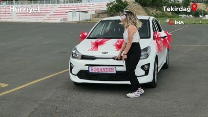 Eşinden boşandı sokakta maskeli kutlama yaptı