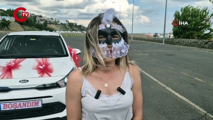 Eşinden boşandı sokakta maskeli kutlama yaptı